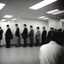 Placeholder: fila en una oficina de empleo; fotografía real, realizada con cámara Leica y objetivo de 50mm