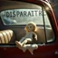 Placeholder: poupée complétement fondue au soleil à la vitre d'une voiture vintage, avec le mot français "DISPARAITRE" sur la vitre