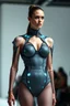 Placeholder: Donna in passerella con Struttura scultorea semi-rigida, tipo esoscheletro che si apre e si chiude Materiali: stampa 3D bio-based, tessuti fotocromatici, rete metallica ultra sottile Dettagli: Reazioni ottiche alla luce, conchiglia futuristica che pulsa col corpo