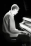 Placeholder: Hombre, pianista, tocando el piano, mirando hacia su derecha, fuertemente iluminado desde, blanco y negro vaporoso, al estilo del fotógrafo Hugo Alonso