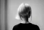 Placeholder: Mujer rubia de espaldas, retrato primer plano., iluminada desde desde el rostro hacia la cára, al estilo de la foto del fotógrafo Hugo Alonso. Imagen en blanco y negro vaporoso