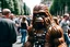 Placeholder: Chewbacca perdido en la gran ciudad, entre el bullicio de la gente fotografía, disparo cámara Leica, primer plano