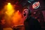 Placeholder: nedsliten sunkig techno club, mycket scen rök i lokalen, och gula röda strobes, en Neon Skylt med texten "DJ ROY" på väggen, DJ Roy skriker rätt in i kameran, öppen mun och headbangar, euforisk