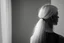 Placeholder: Mujer rubia de espaldas, retrato huge primer plano., iluminada potentemente desde atrás, Imagen en blanco y negro vaporoso, al estilo de la foto del fotógrafo Hugo Alonso.