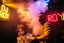 Placeholder: nedsliten sunkig techno club, mycket scen rök i lokalen, och gula röda strobes, en Neon Skylt med texten "DJ ROY" på väggen, DJ Roy skriker rätt in i kameran, öppen mun