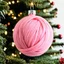 Placeholder: boule de Noël en laine rose