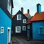 Placeholder: Fotografia di strada assurda e falsa orripilante blu weirdcore dai colori vivaci. Yves Tanguy. Non luogo falso, inusuale. Max Ernst e René Magritte. Le case sono false e dipinte di nero chiaro con cose stilizzate e dettagli. Ci sono finestrelle false quadrate, che danno un senso distopico e molto surreale, disposte in modo casuale. L'atmosfera generale sembra noiosa e onirica, con un contrasto tra elementi reali ed elementi dipinti falsi, René Magritte, oddest things