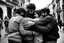 Placeholder: Grupo de personas abrazadas de espaldas en una calle de una ciudad española. fotografía realizada con cámara Leica y objetivo 50 mm