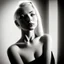 Placeholder: Mujer rubia iluminada, retrato medio cuerpo, iluminada potentemente desde el lado derecho, blanco y negro vaporoso, peinado a lo Verónica Lake al estilo del fotógrafo Hugo Alonso