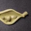 Placeholder: Ocarina de textura húmeda espumosa con formas proteicas