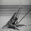 Placeholder: mujer sentada en una hamaca de madera en la playa, fotografía real, fotografía realizada con un cámara Fuji y objetivo de 35mm, fotografía en blanco y negro, tono años 60