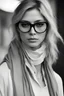 Placeholder: el rostro de una mujer con gafas totalmente oscuras y con expresión seria en blanco y negro que no se ven los ojos, que solamente se vea su rostro y cuello que no se vean sus ojos, gafas mas oscuras que su expresión sea más seria, mucho más seria casi triste