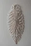 Placeholder: Escultura orgánica en muro con tonos neutros, estilo minimalista