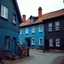 Placeholder: Fotografia di strada assurda e falsa a Magog blu weirdcore dai colori vivaci. Sfasato. Non luogo falso, inusuale. Max Ernst. Le case sono false e dipinte di nero chiaro con cose stilizzate e dettagli. Ci sono finestrelle false quadrate, che danno un senso distopico e molto surreale, disposte in modo casuale. L'atmosfera generale sembra noiosa e onirica, con un contrasto tra elementi reali ed elementi dipinti falsi, René Magritte