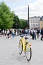 Placeholder: en dag på vällingby torg, en massa folk och en gul cykel