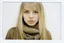 Placeholder: Polaroid, Jeune femme caucasienne,blonde avec racines, cheveux long séparés au milieu, yeux marron, petit nez, echarpe oversize, , fond blanc