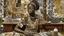 Placeholder: Njideka Akunyili Crosby Sala doméstica híbrida con collage de fotos transferidas, patrones nigerianos y escenas íntimas familiares en tonos ricos y texturas mixtas.