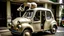 Placeholder: Un Fiat 600 clásico de color crema aparece completamente deformado por la presencia de un enorme elefante adulto en su interior: el techo está ligeramente elevado, las puertas permanecen abiertas y las ventanillas parecen demasiado pequeñas para contener al animal. El elefante permanece sorprendentemente tranquilo, con la cabeza asomando por el techo abierto y la trompa extendida hacia el exterior. El coche se encuentra en medio de un paisaje rural italiano, junto a una pequeña carretera y un ca