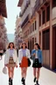 Placeholder: mujeres caminando por una céntrica calle de una ciudad española, visten ropa de segunda mano, cazadoras y minifaldas, es la moda y es tendencia, fotografía real, de cara a la cámara