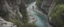 Placeholder: sentier naturel dans la falaise vertigineuse d'un canyon karstique très étroit surplombant une rivière avec des rapides dangereux