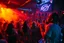 Placeholder: dans golv på en nedsliten sunkig techno club, många personer som dansar, yppiga kvinnor, mycket scen rök i lokalen, och gula röda strobes, en del personer ser in i kameran och skriker: "Benny!" och en Neon Skylt med texten "DJ ROY" på väggen, DJ Roy skriker rätt in i kameran, öppen mun, mycket flaskor och glas i baren