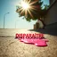 Placeholder: plastique rose qui fond au soleil sur le bitume brûlant, avec le mot français "DISPARAITRE", canicule, soleil éblouissant