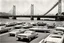 Placeholder: Schwarzweißfoto von der Oakland Bridge aus den 1960ern mit vielen damaligen Automodellen