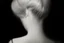 Placeholder: Mujer rubia de espaldas, retrato huge primer plano., iluminada potentemente desde atrás, Imagen en blanco y negro vaporoso, al estilo de la foto del fotógrafo Hugo Alonso.