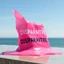 Placeholder: plastique rose qui fond au soleil, avec le mot français "DISPARAITRE"