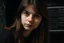 Placeholder: Ragazza di 25 anni con i capelli castani lisci e gli occhi neri che scrive su una lavagna dei calcoli matematici, con le sopracciglia sottili